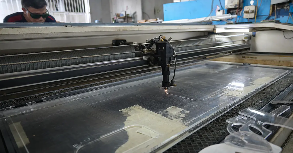 Proses laser CO2 pada lembar acrylic untuk laser CO2 untuk pemula